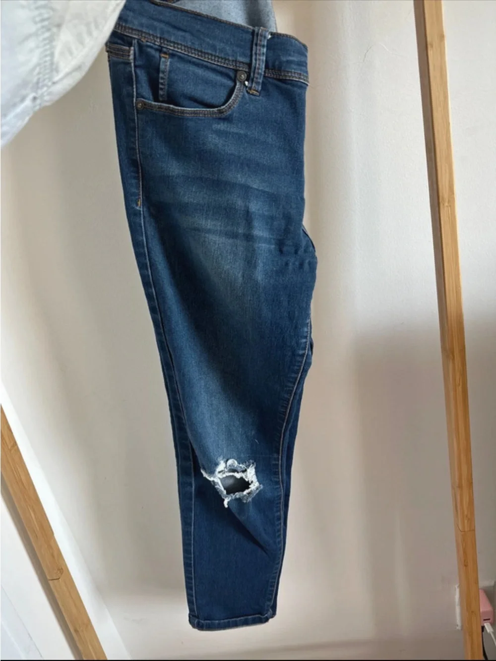 Free People Distressed Blue Jeans 💙 size 29